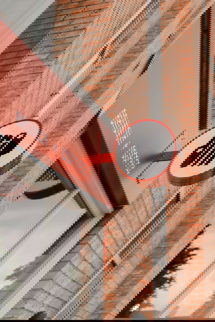 Лаконичная айдентика кафе Drip