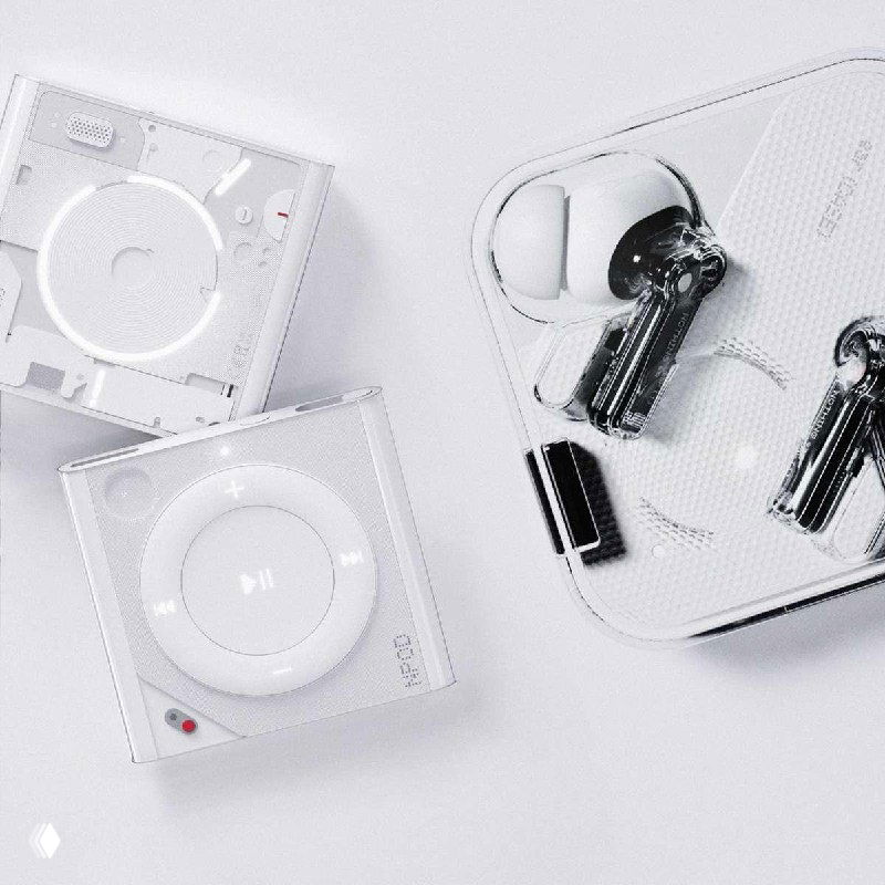 Плоская композиция: белые рендеры концепта Nothing Npod рядом с прозрачными беспроводными наушниками, подчёркнутая минималистичная эстетика.