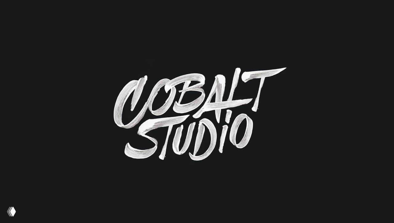 Кистевой белый леттеринг «Cobalt Studio» на тёмном фоне, выразительные мазки кисти и рукописная стилистика в логотипном оформлении.