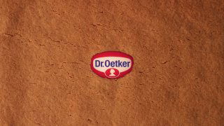 Превью-кадр с логотипом Dr. Oetker на текстурном коричневом фоне — превью видеоролика рекламной стоп‑моушен анимации.