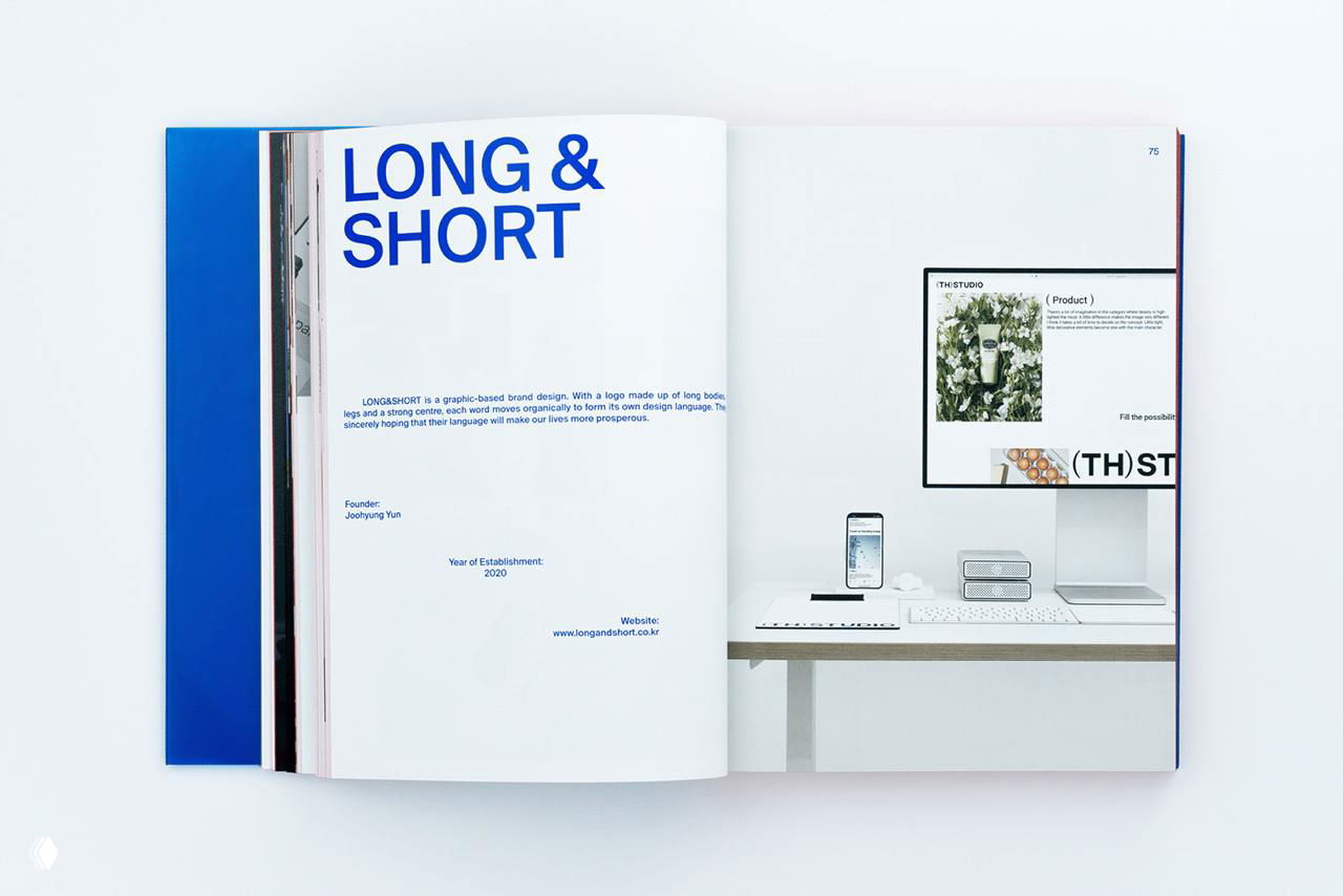 Разворот книги: минималистичная верстка с заголовком «LONG & SHORT», чистые поля и рабочая сцена с монитором, демонстрирующие внутреннюю верстку и набор материалов.