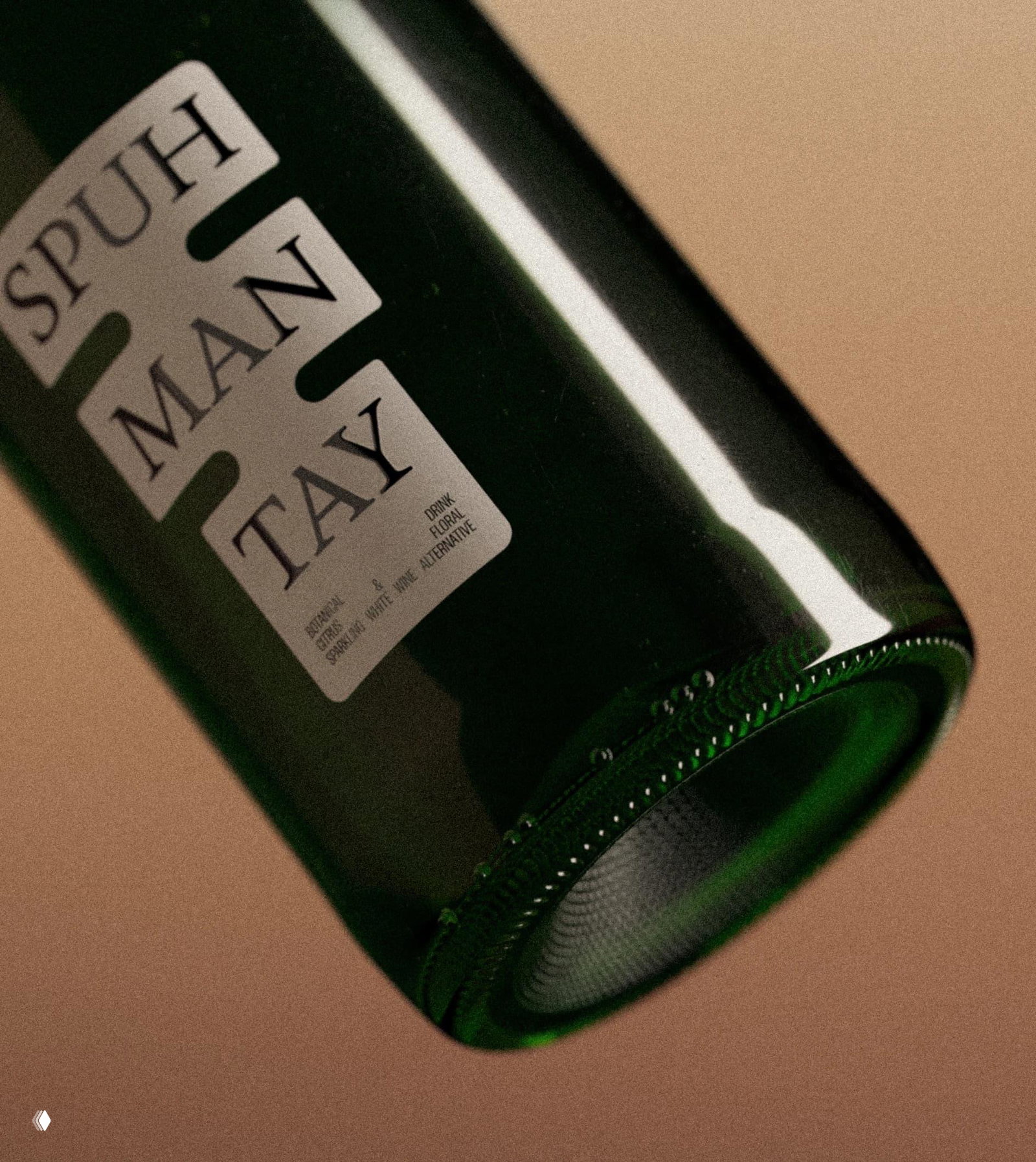Крупный план зелёной бутылки Shwung с вырубной этикеткой SPUH MAN TAY, заметна текстура стекла, фрагменты типографики и отпечаток вырубки.