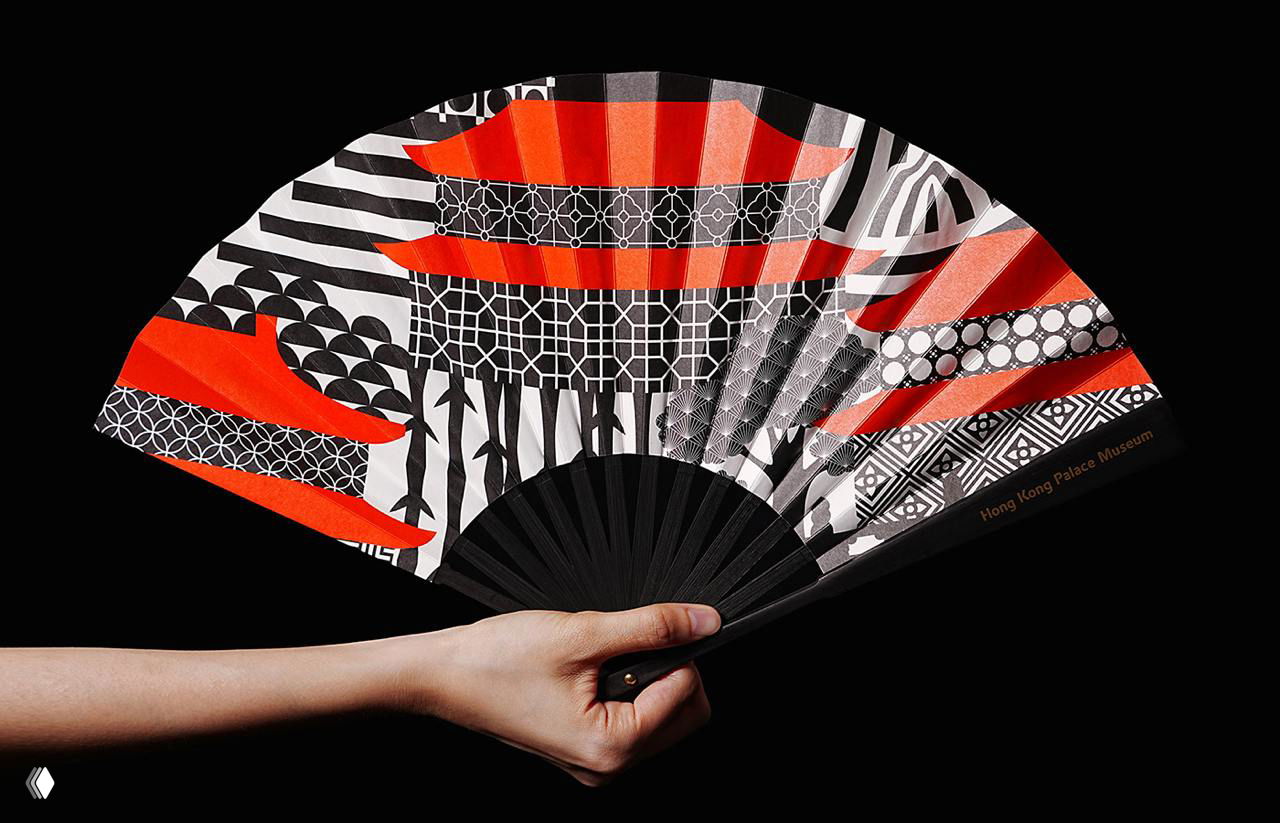 Ручной веер с чёрно-красно-белым узором и стилизованными элементами дворцовой архитектуры — продукт линейки сувениров Hong Kong Palace Museum