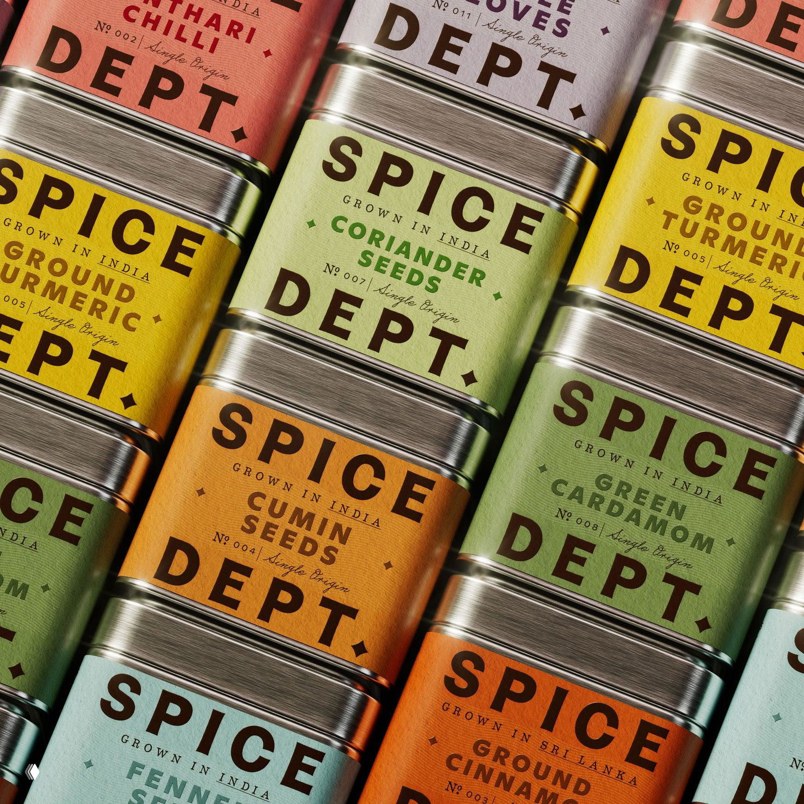 Фрагмент ряда металлических коробочек Spice Dept в цветной шахматной раскладке; видно надписи «SPICE» и названия специй на этикетках.