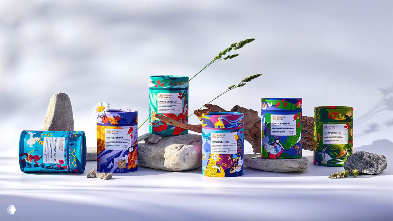 Несколько банок разных сортов чая в единой стилистике размещены на белом фоне с камнями и растительными акцентами — гармоничный ряд продуктов.