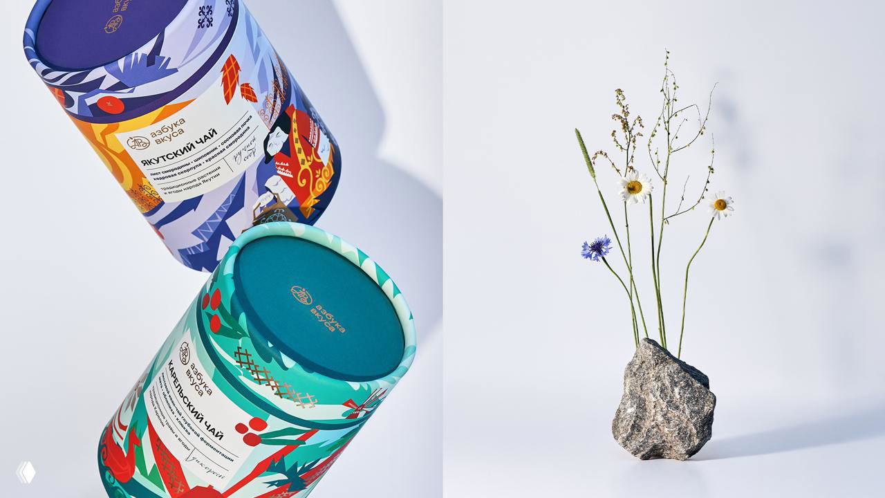 Детальный кадр двух цилиндрических банок с декоративными крышками: цветные орнаменты и фирменные этикетки на белом фоне.