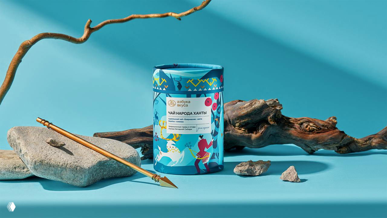 Одна банка чая на сценографическом фоне с древесными элементами и камнями, демонстрирующая этнографические мотивы в иллюстрации.