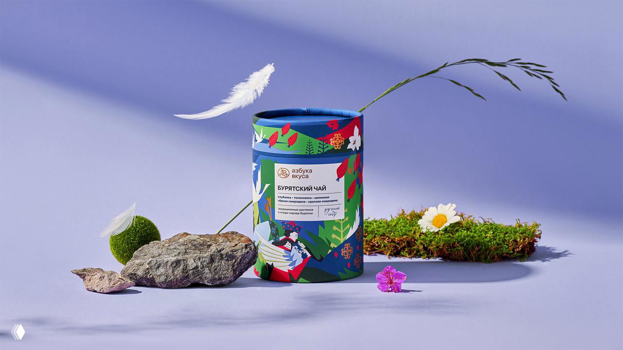 Банка чая в композиции с пером и цветами на пастельном фоне — легкая и воздушная стилизация продукта в фотосессии.