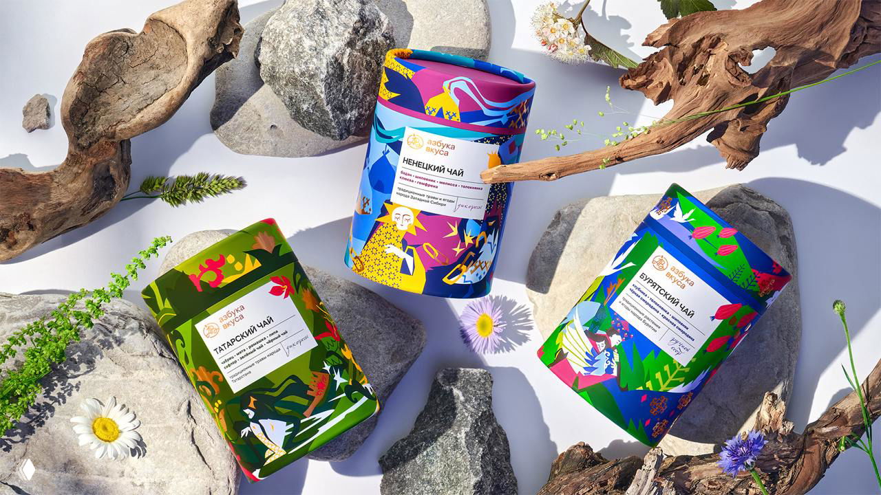 Три банки чая в динамичной расстановке на светлом фоне с деревянными текстурами, демонстрирующие разнообразие иллюстративных паттернов.