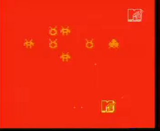 Красный кадр с множественными логотипами MTV: стилизованная заставка из архивной трансляции, подчёркивающая ностальгическую подачу проекта и брендинг.