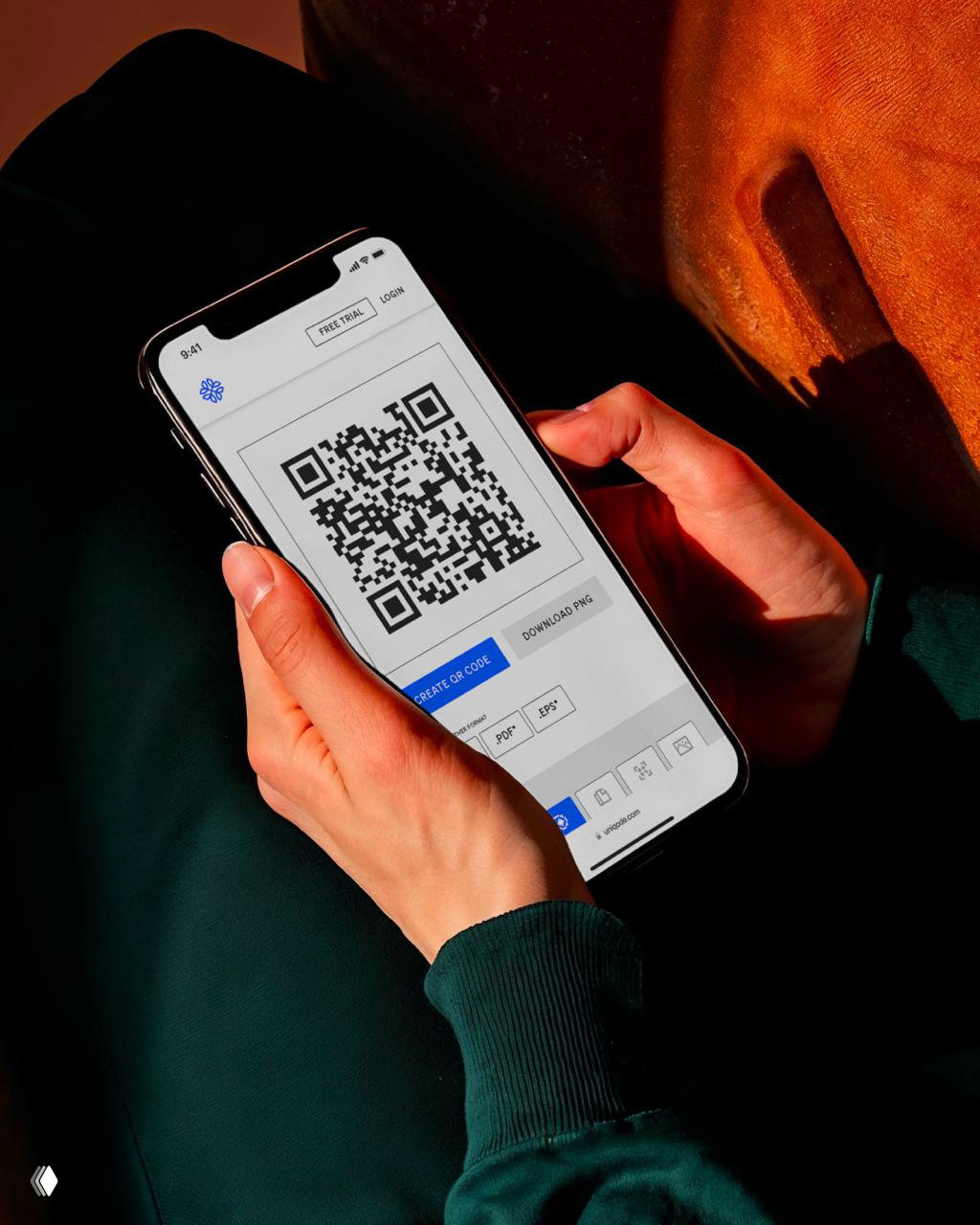 Руки держат смартфон с крупным QR‑кодом на экране в реальной сцене, сочетание реального фото и цифрового элемента QR как часть концепта.
