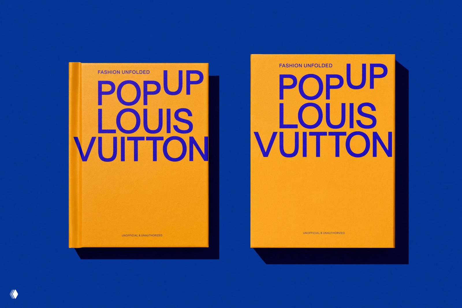 Открытая книга PopUp с бумажным подиумом и фигурками моделей — детализированная бумажная сцена, демонстрирующая pop‑up конструкцию и сценографию.