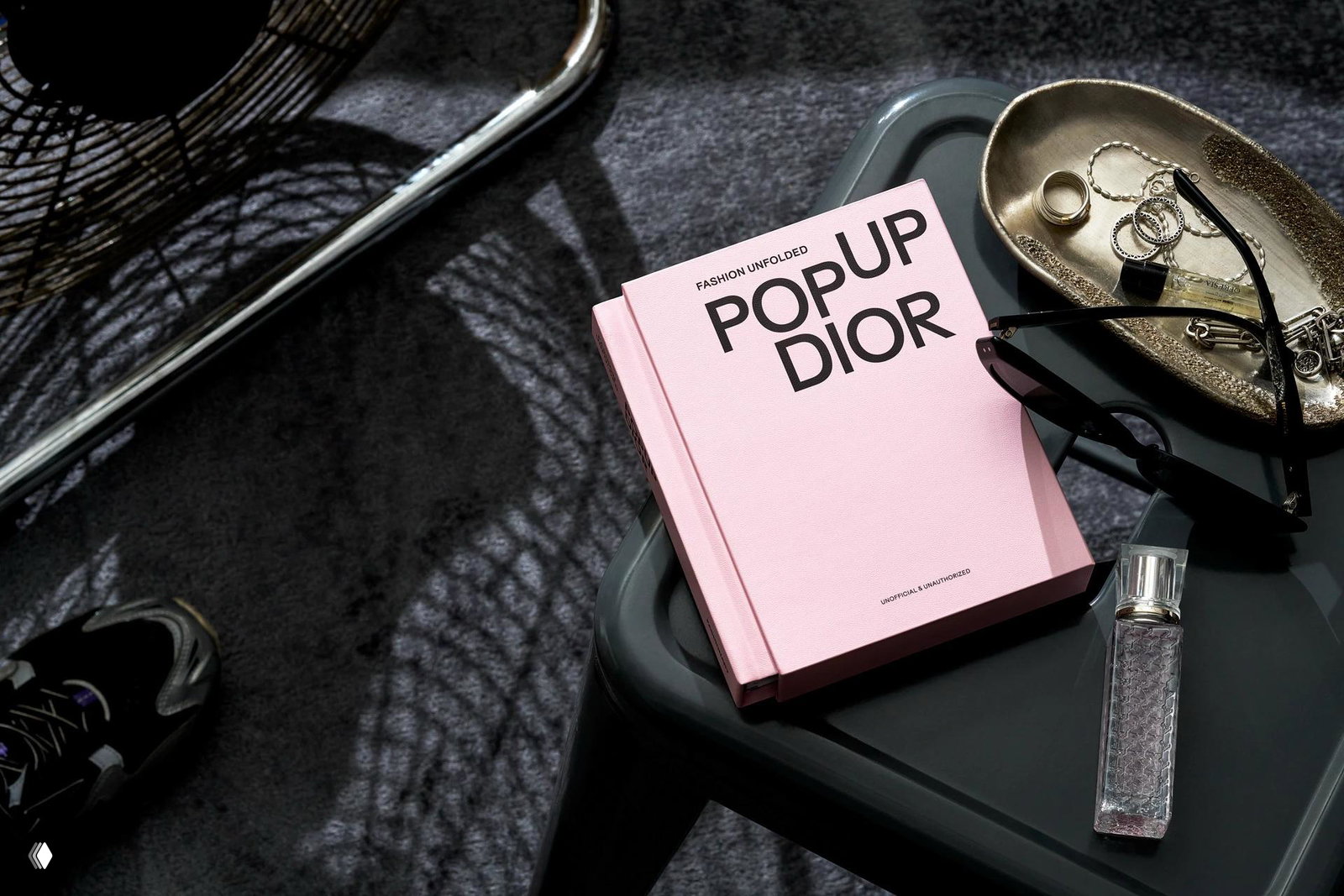 Две жёлтые обложки PopUp Louis Vuitton на синем фоне: фотография обложек крупным планом, акцент на фирменном цвете и шрифте проекта.