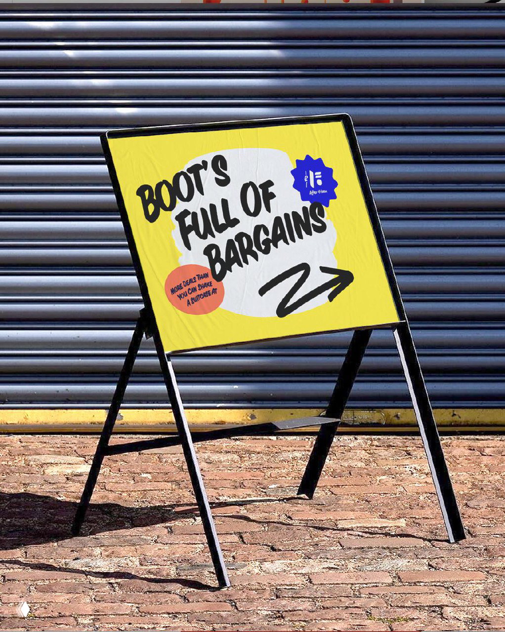 Портативный штендер на тротуаре с жёлтой афишей и надписью «Boot's full of bargains», на фоне роллетов и брусчатки.