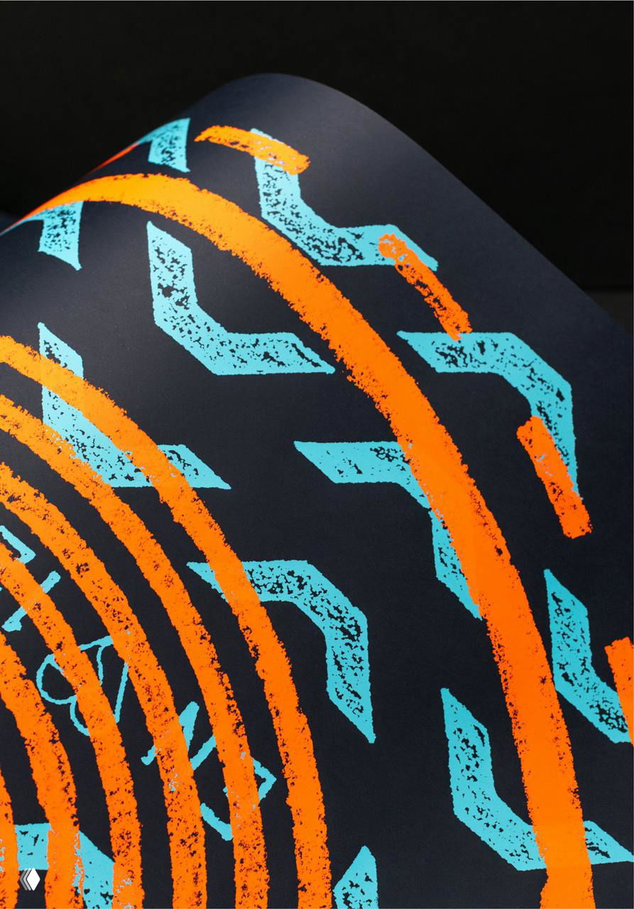 Фрагмент плаката с геометрическими орнаментами и концентрическими линиями: тёмный фон и яркие оранжево-бирюзовые штрихи имитируют печать от люка.