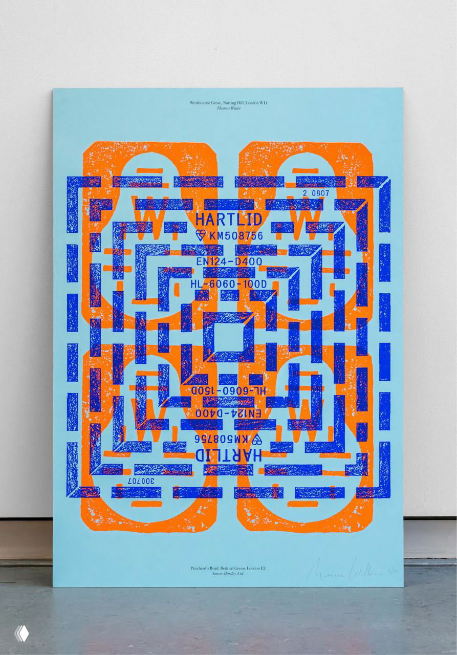 Плакат в светлом офисном интерьере: постер с геометрическим узором и имитацией печати люкового оттиска на пастельном фоне, оформленный как принт для стенда.