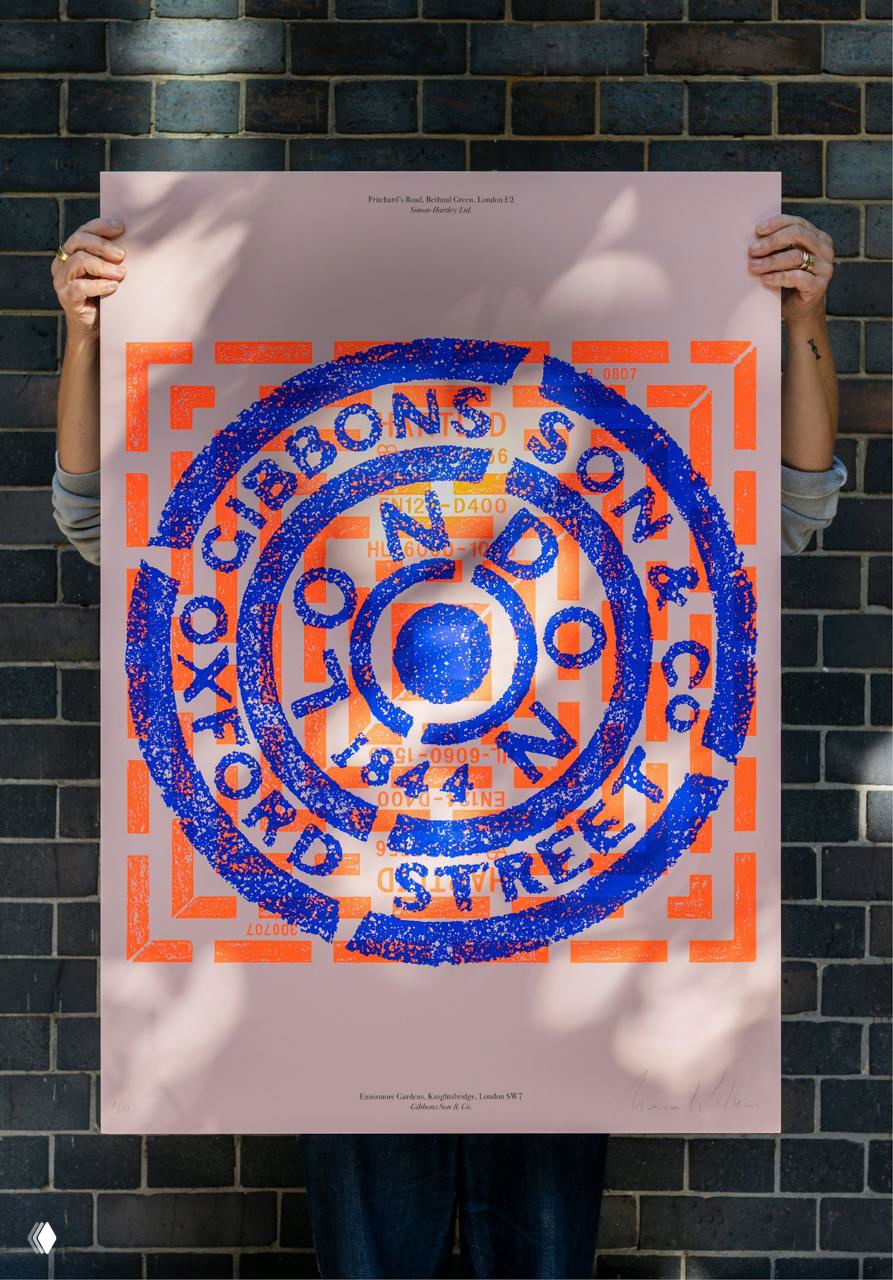 Человек держит плакат Overlooked 2.0 с крупным круговым оттиском и текстом "CIBBONS & SONS OXFORD STREET": яркий синий и оранжевый принт на пастельном листе.