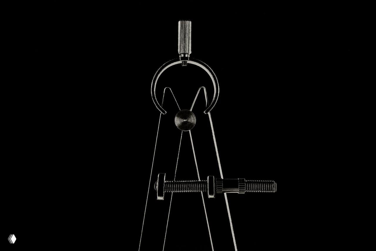 Чёрно-белый рендер циркуля/чертёжного инструмента на чёрном фоне; детализированная светотень как элемент визуальной айдентики.