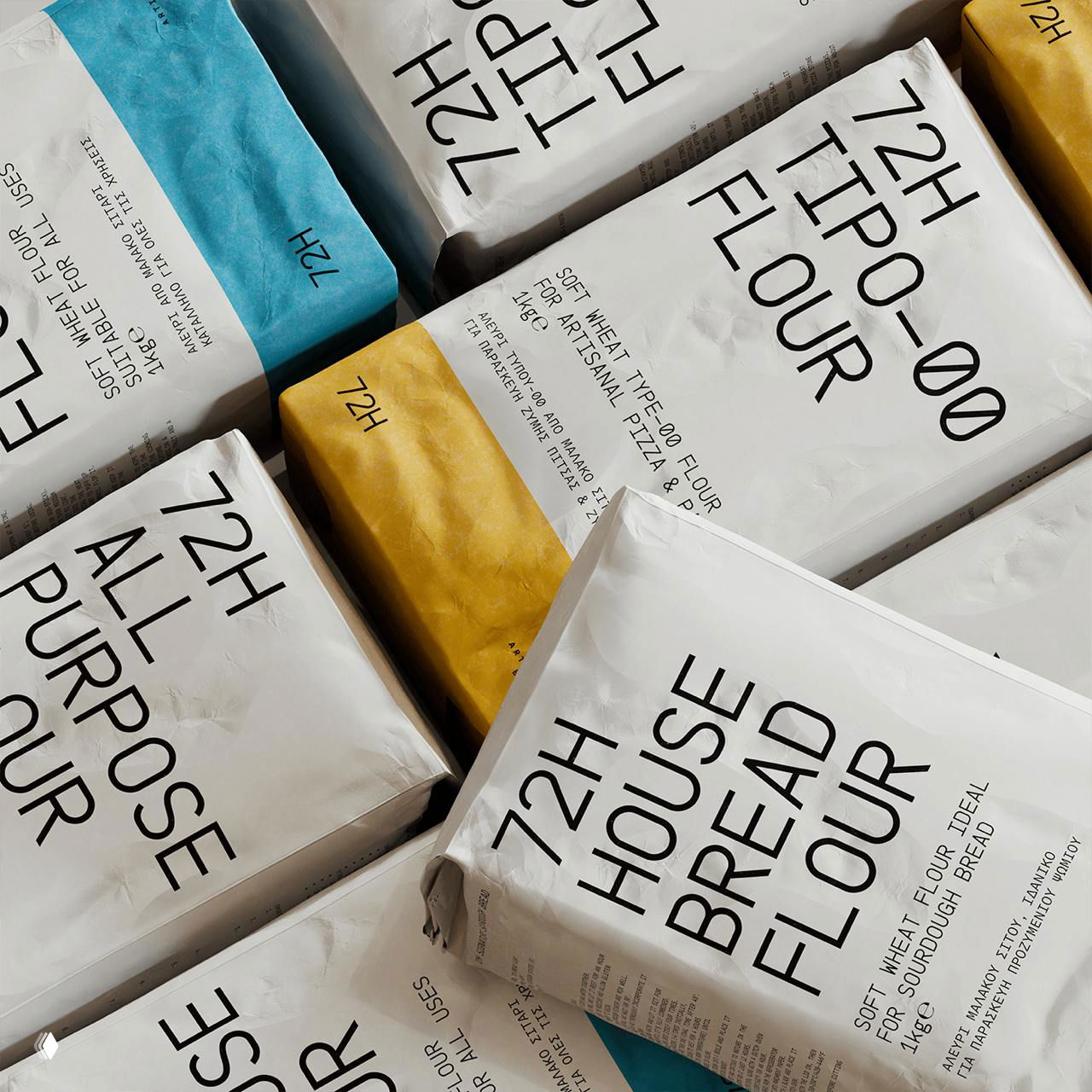 Крупный план нескольких пачек муки 72H, аккуратно уложенных в стопку; белая бумажная упаковка с синими и жёлтыми акцентами и строгим шрифтом.