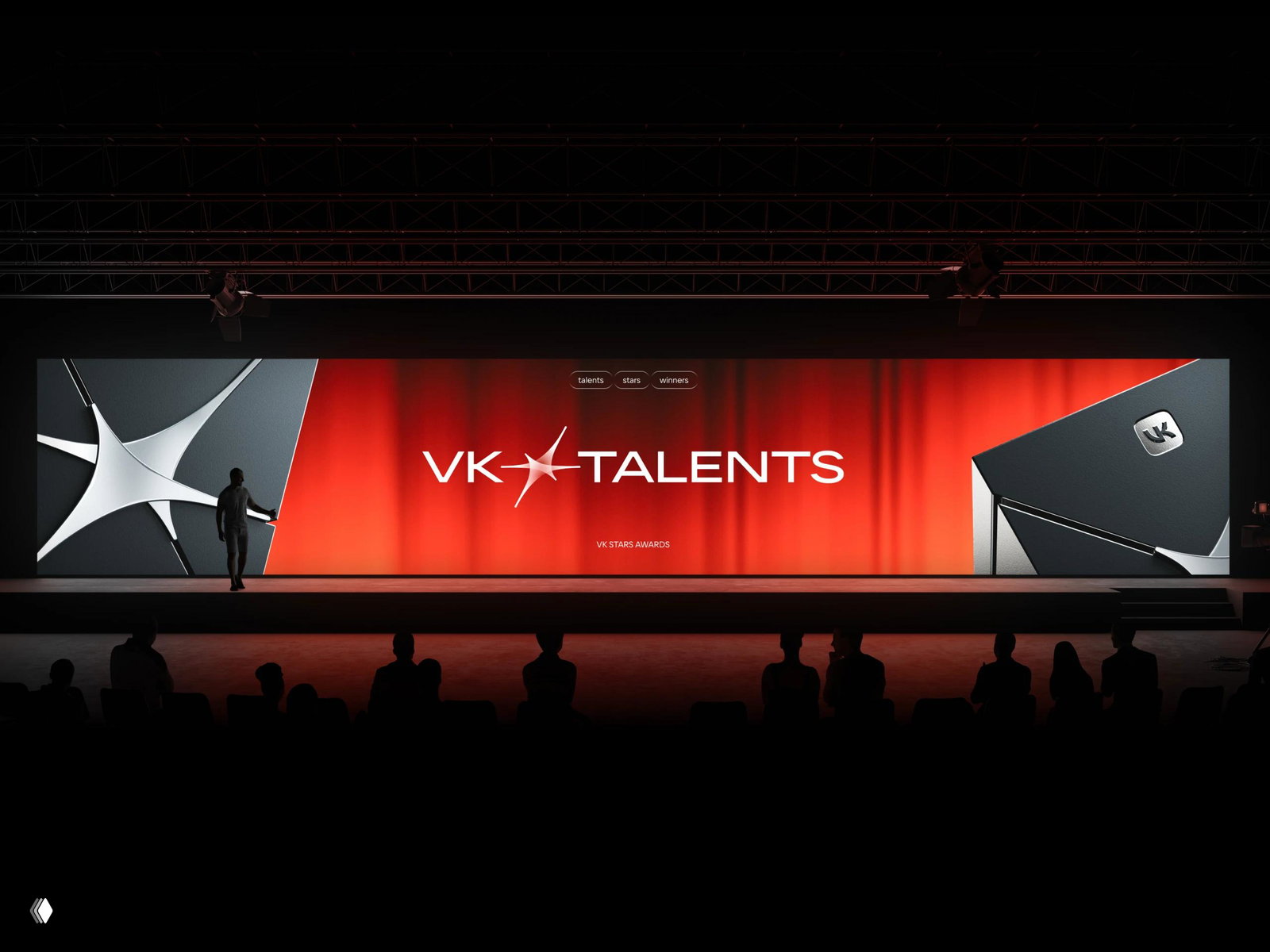Широкая сцена с баннером «VK TALENTS», оранжевой задней шторой и силуэтами людей в зрительном зале — пример сценографии бренда.