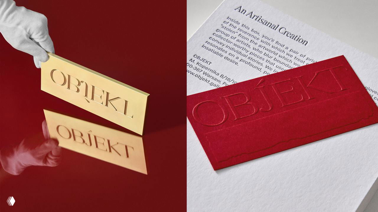 Демонстрация визиток OBJEKT: золотая и бордовая карточки с глубоким тиснением, отражение на глянцевой поверхности и перчатка держит оттиск.