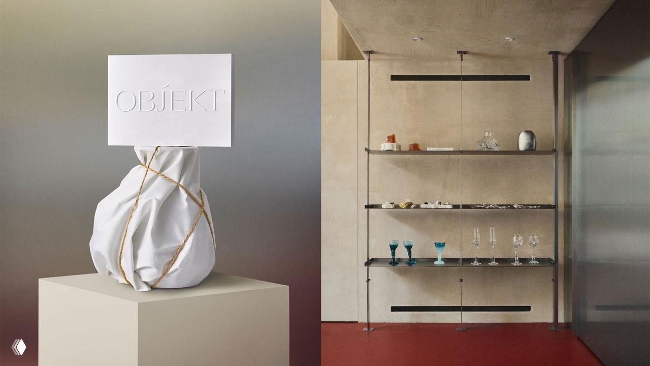 Фотосерия интерьера и арт-объекта с белой картой OBJEKT на подиуме: минималистичная сцена, пастельные тона и внимание к материальности бумаги.