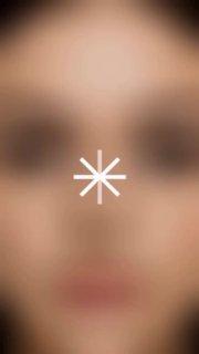 Превью видео: лицо клиента с размытым фоном, видна область ресниц; изображение иллюстрирует обучающий ролик по направлению ресниц.