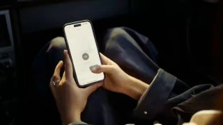 Руки держат смартфон с экраном управления роботом: иллюстрация мобильного интерфейса для бытового гуманоидного Neo.