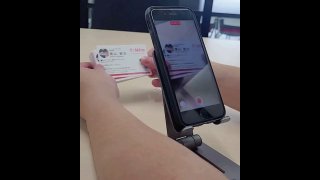 Смартфон на подставке снимает визитку, руки держат карточку на столе; кадр иллюстрирует процесс оцифровки визиток и чеков нейросетью Gemini для Excel.