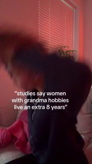 Размытый силуэт человека в комнате с красным освещением; на изображении английский текст о пользе «бабушкиных хобби».