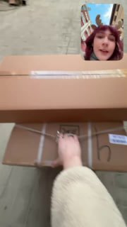 Рука открывает картонные коробки в помещении; в углу экрана — мини-видео с женщиной, сцена подготовки ремонта и доставки для кафе.