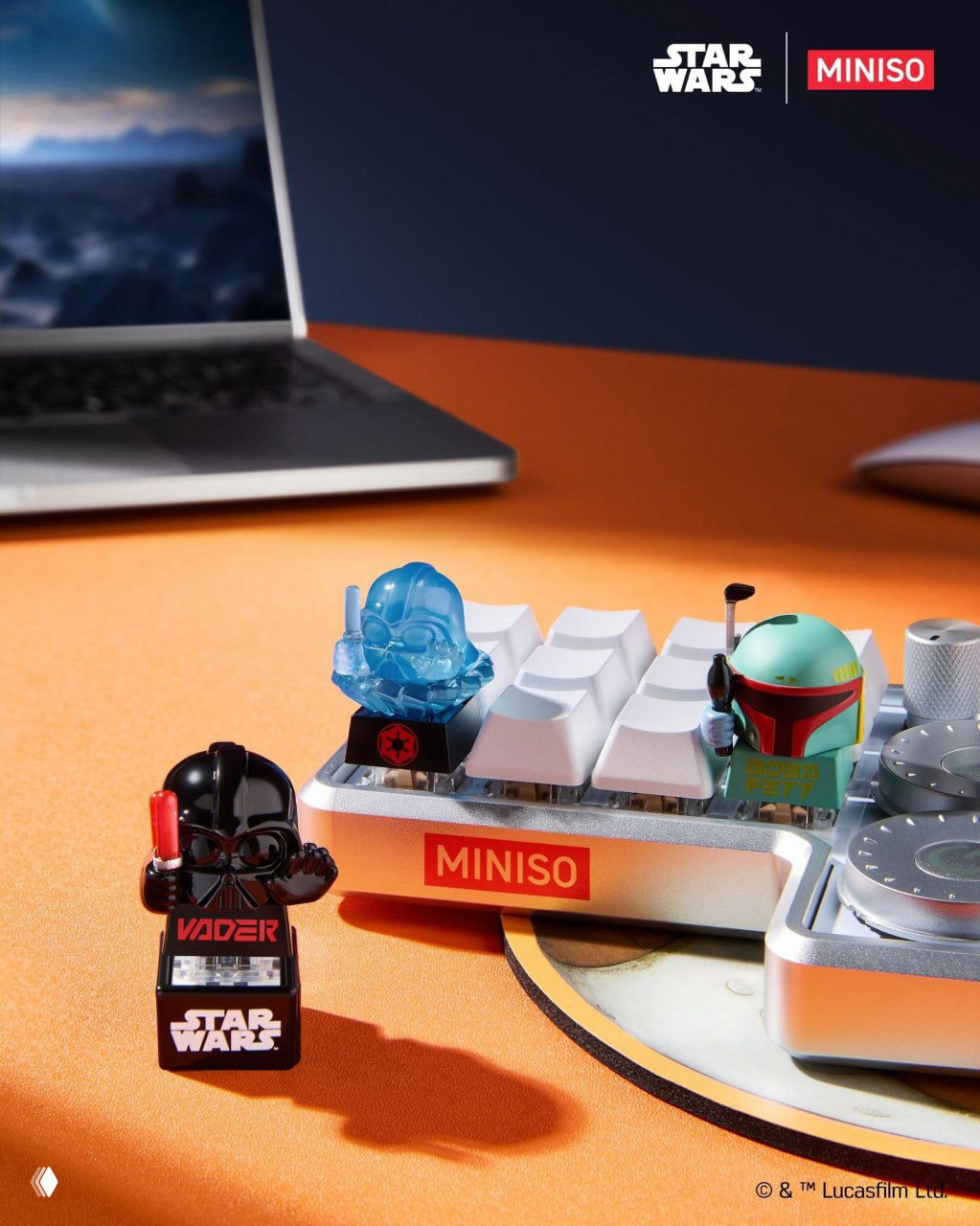 Два кейкапа Miniso (прозрачный Дарк и фигурка Бобы Фетта) на клавиатуре и рабочем столе, демонстрация масштаба и оформления мини-фигурок.