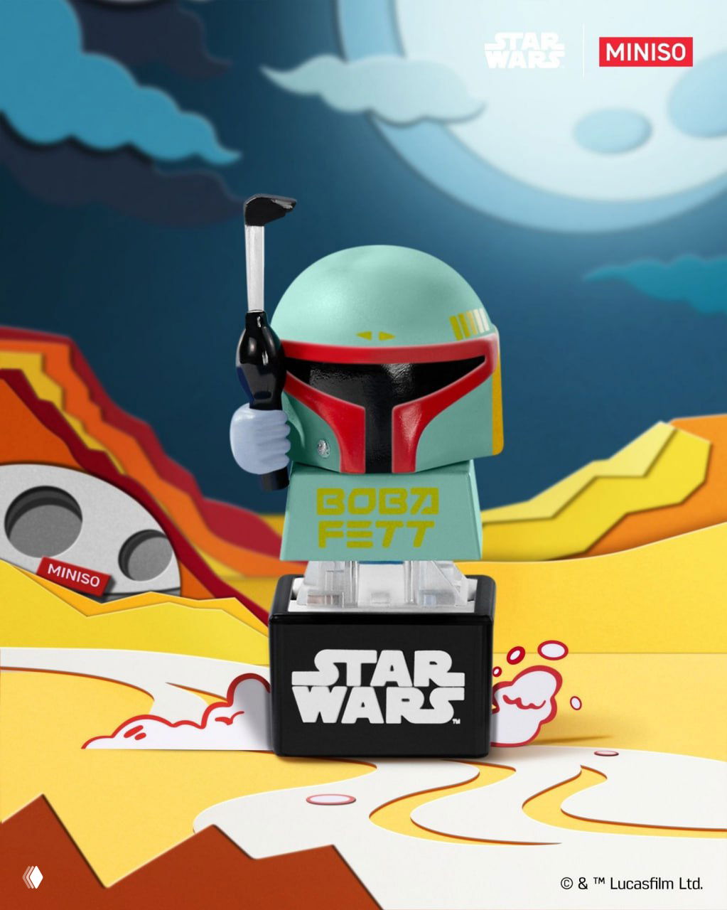 Крупный план фигурки Бобы Фетта из серии кейкапов Miniso на стилизованном фоне, видны детали шлема и подставки с логотипом Star Wars.