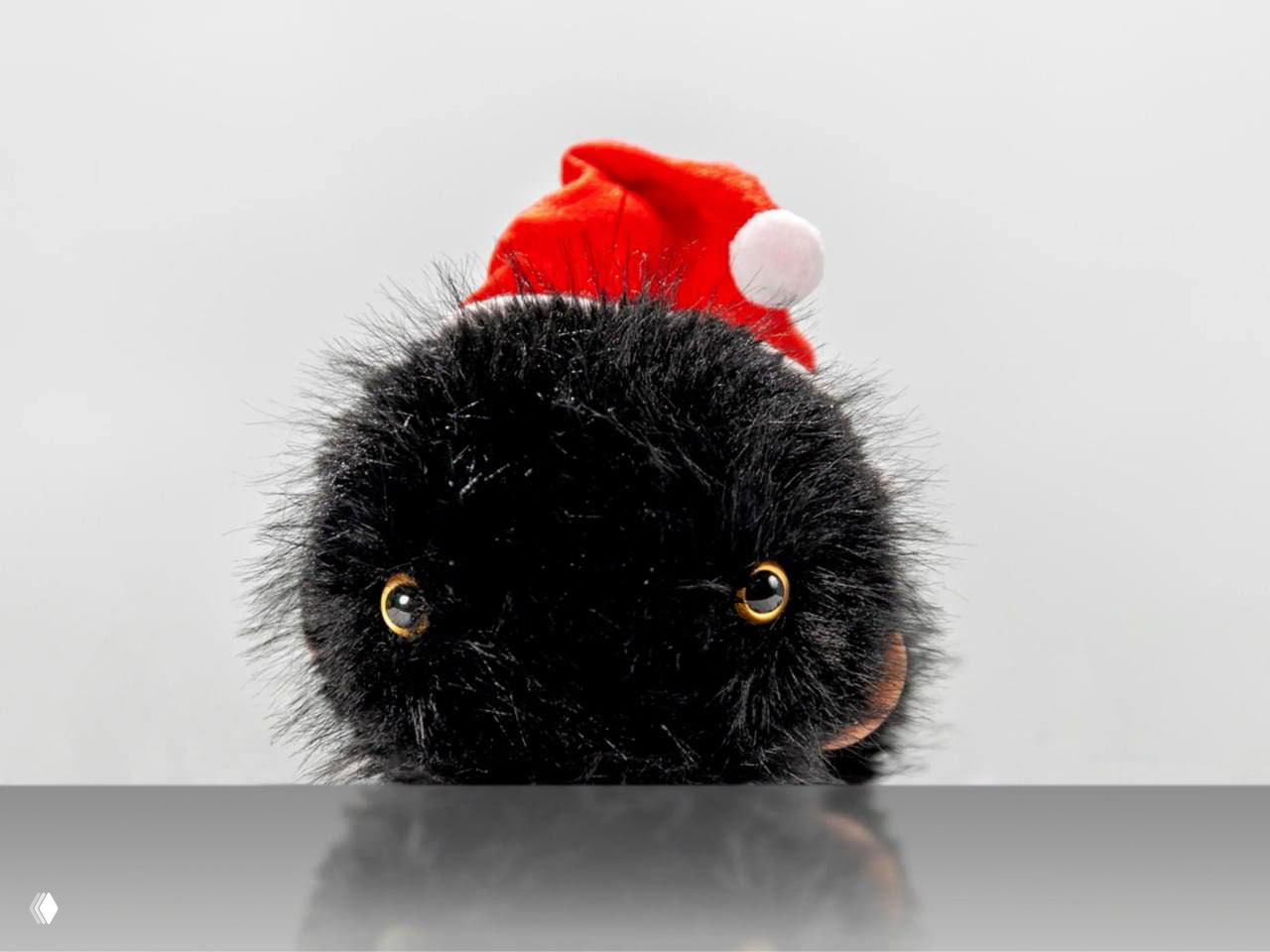 Робо-морская свинка светлого оттенка в зелёной шапочке, портретный снимок экспоната с мягким светом и лаконичным фоном.