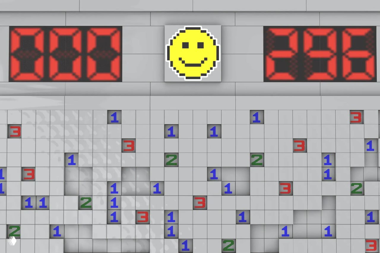 Фокус на верхней панели набора: цифровые табло, пиксельный смайлик и верхняя часть поля Сапёра из LEGO‑деталей с видимыми цифрами и пустыми клетками.