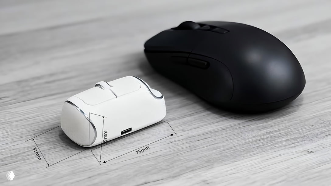 Сравнение размеров: белая NanoFlow i2 рядом с обычной чёрной мышью; на изображении указаны габариты модели (примерно 75×31 мм) и порт USB‑C.
