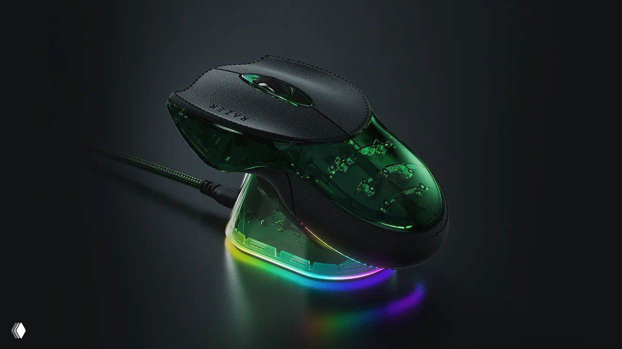 Рендер мыши Razer Boomslang, стоящей на доке: зелёный прозрачный верх, кожаные кнопки и яркая RGB-подсветка по основанию док-станции.