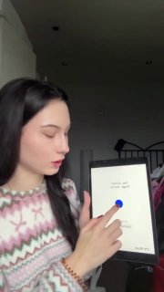 Девушка показывает экран телефона/планшета в вертикальном видео; виден интерфейс приложения и жесты, сопровождающие демонстрацию проблем в обучении с ИИ.