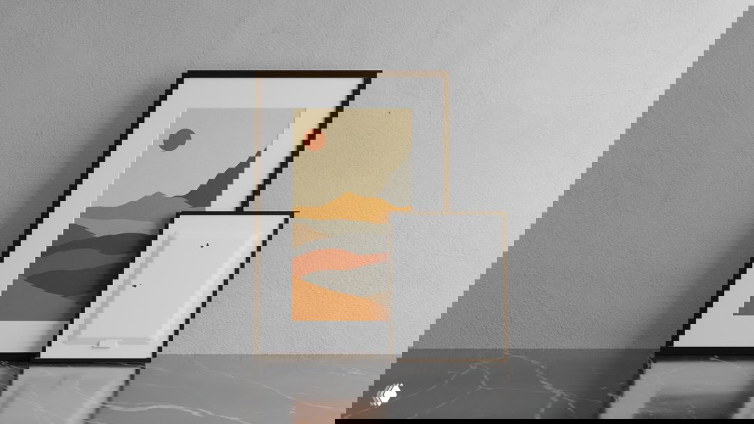 Две рамки на мраморной поверхности: большая и маленькая, в одной — абстрактный пейзаж, на заднем плане серая стена, акцент на размерах и оформлении.