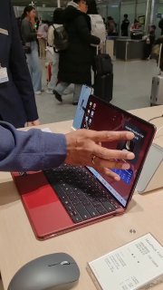 Демонстрация Huawei MateBook Fold на стенде: раскрытый гибридный ноутбук‑планшет с подключаемой клавиатурой и виртуальной нижней панелью.