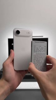 Руки держат белый смартфон, к задней панели которого прикреплена компактная электронная книга Onyx BOOX Palma 2 с видимым текстом на экране.