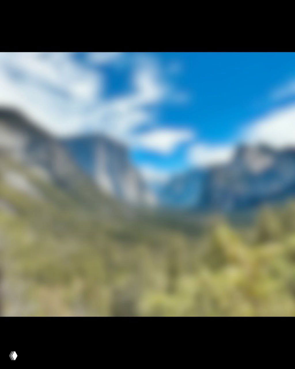 Крупный сильно размытый вариант той же долины — большая расплывчатая текстура без деталей, демонстрация исходного качества снимка.