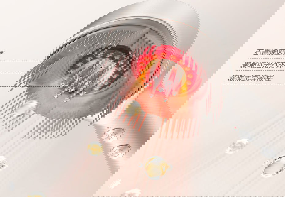 Крупный план основания расчёски: красная подсветка, гибкие зубчики и изображение капель сыворотки, акцент на функции.