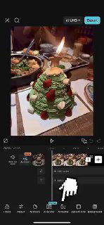 Превью результата генерации в Seedream: изображение новогоднего десерта/елки, таймлайны и миниатюры кадров внизу, указатель на слой редактирования.