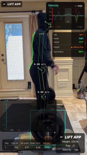 Скриншот Lift App: мужчина в домашнем зале выполняет подъём штанги, интерфейс накладывает скелетную разметку, показывает углы суставов и графики техники.