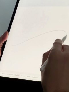 Рука художника с стилусом проводит линию по экрану планшета; демонстрация того, как нейросеть Flux 2 автоматически дорисовывает и раскрашивает изображение в реальном времени.