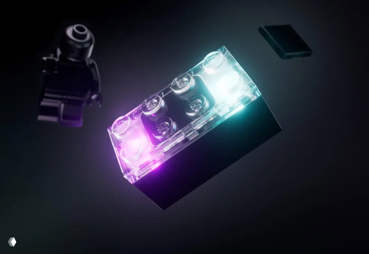Прозрачный светящийся кирпич Smart Brick с цветной подсветкой на тёмном фоне, иллюстрация встроенного динамика и световых эффектов.