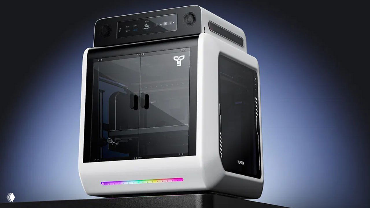 Внешний вид 3D‑принтера R1 в белом корпусе с прозрачной дверцей и верхней панелью управления — компактный корпус рабочего устройства.