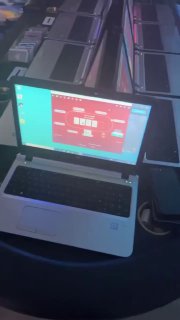 Ноутбуки в ряду в тёмной комнате; на переднем плане экран с покерным клиентом — вероятная ферма ботов.