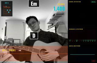 Фото парня с акустической гитарой; поверх — интерфейс в стиле Guitar Hero: счёт, подсказки аккордов и индикатор точности.